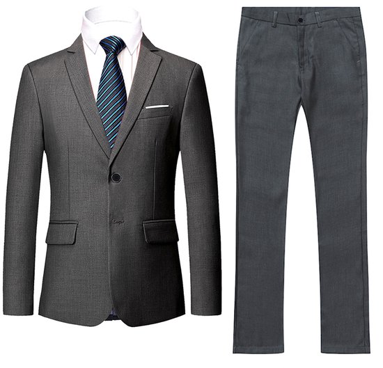 Donkergrijs tweedelig herenpak met gestreepte das en witte blouse. Gekartelde kraag, één knoop, twee zakken.