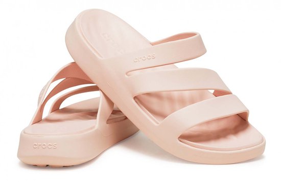 Paar roze Crocs sandalen met bandjes en een dikke zool.