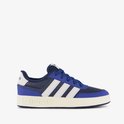 Blauwe Adidas sneaker met witte strepen en zool met logo.