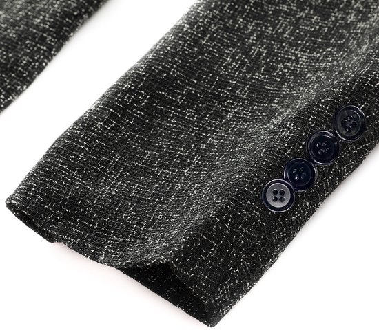 Detail van de manchetten van een donkergrijs jewelsteek blazer met vier donkere knopen.