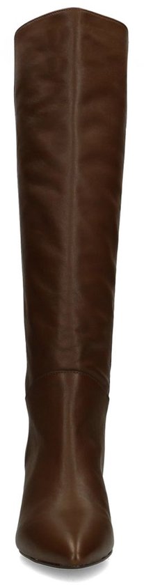 Bruine leren hoge laars met vierkante hak en puntige neus, van voren gezien.