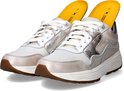 Lichtgrijze leren dames sneakers met parelmoer details, zilverkleurige accenten en uitneembare gele zool.