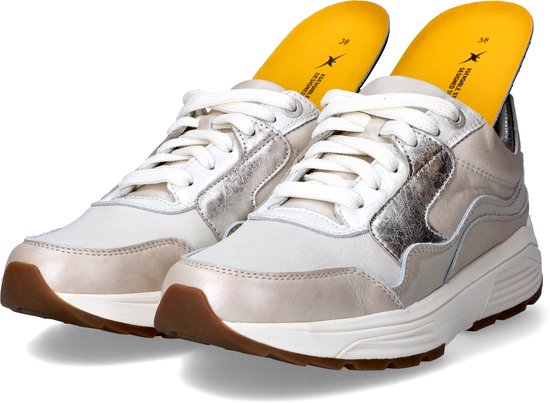 Lichtgrijze leren dames sneakers met parelmoer details, zilverkleurige accenten en uitneembare gele zool.