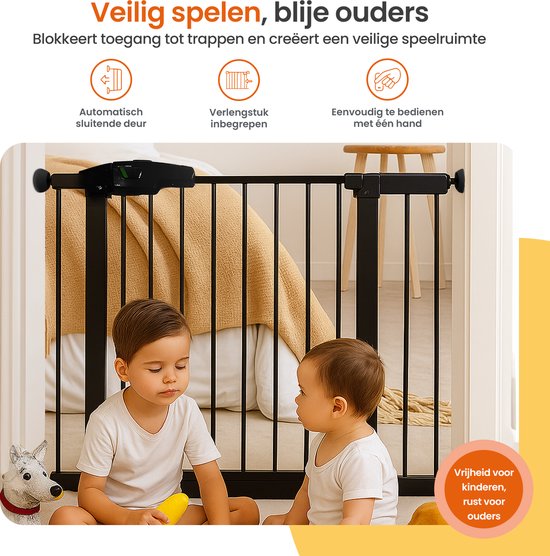 Twee jonge kinderen zitten voor een zwart metalen traphekje, dat is geplaatst voor een bed.