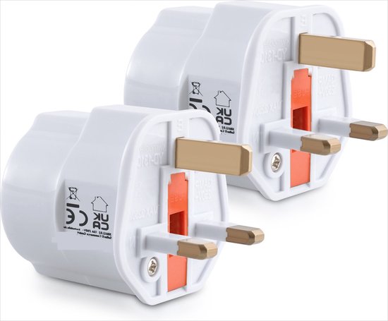 Twee witte reisstekkers met UK-stekkers met oranje inzetstukken.