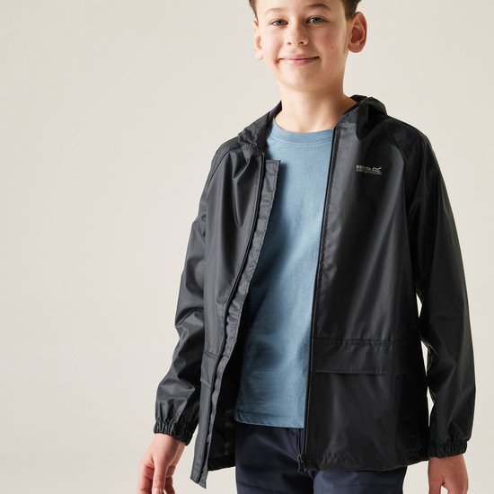 Jongen draagt een donkergrijs, waterdicht jack met rits en capuchon. Blauw T-shirt.