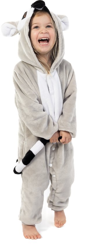 Fille joyeuse portant un costume de lémurien gris clair, capuche sur la tête, tenant la queue rayée noir et blanc.