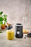 Zwarte Fritel blender op een aanrecht met een groene smoothie in een beker met rietje.