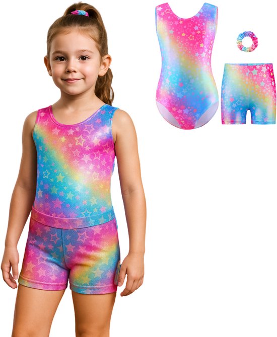 Een jong meisje in een turnpakje en broekje met regenboogkleuren en sterrenprint. Ernaast liggen een turnpakje, broekje en scrunchie met dezelfde print.
