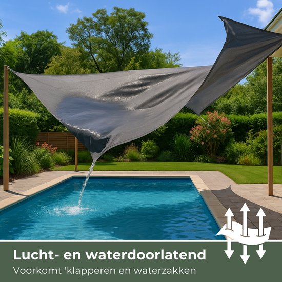 Donkergrijs schaduwdoek met driehoekige vorm, hangend boven een zwembad. Water loopt erdoorheen, voorkomt klapperen en waterzakken.
