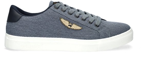 Basket bleue en denim avec logo doré d'aile sur le côté, semelle blanche et talon bleu foncé.