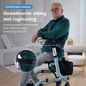 Een oudere man zit op een turquoise rollator met gewatteerd zitje en rugleuning. Hij draagt een groene cardigan. De tekst benadrukt comfort.