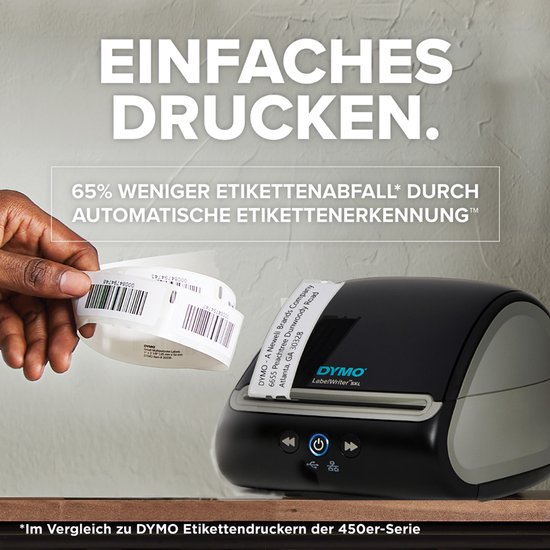 DYMO LabelWriter 5XL labelprinter, geprint adreslabel komt uit de printer, hand houdt labelrol vast.