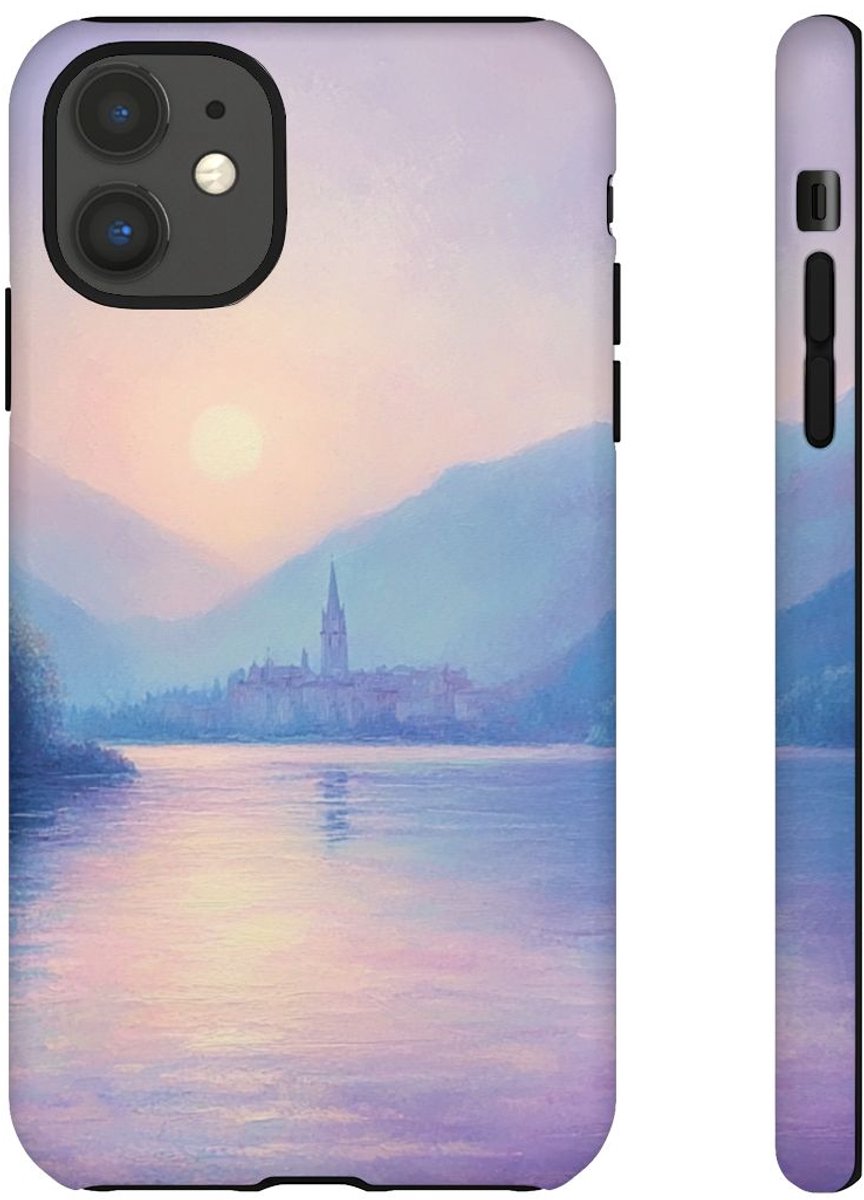 Zonsondergang Boven Mistig Meer en Dorp – Telefoonhoesje Geschikt voor iPhone 11