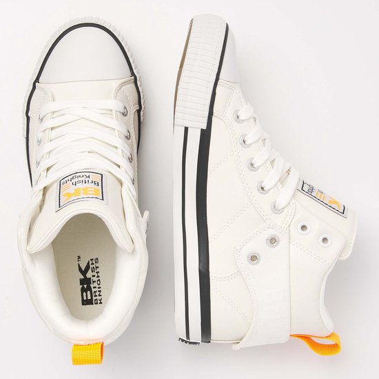Twee witte hoge sneakers van British Knights, van bovenaf gezien, met oranje lussen en de tekst 'BK British Knights'.