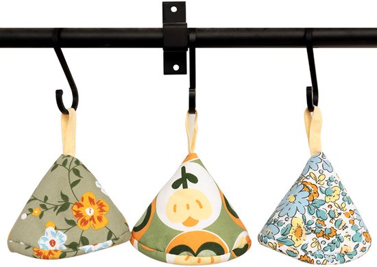 Drie kegelvormige potdekselbeschermers hangen aan haken. Ze hebben patronen met bloemen, bladeren en abstracte vormen.