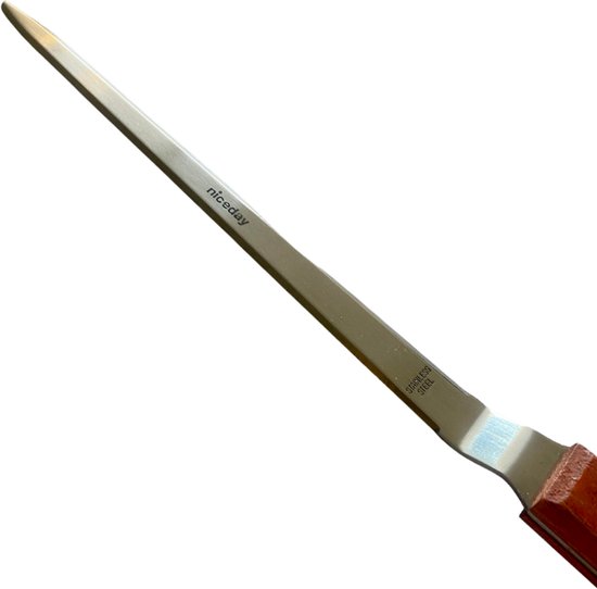 Metalen briefopener met een roodbruin houten handvat, bevestigd met twee klinknagels.
