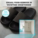 Zwarte slippers, ideaal voor vochtige ruimtes, waterbestendig en sneldrogend.