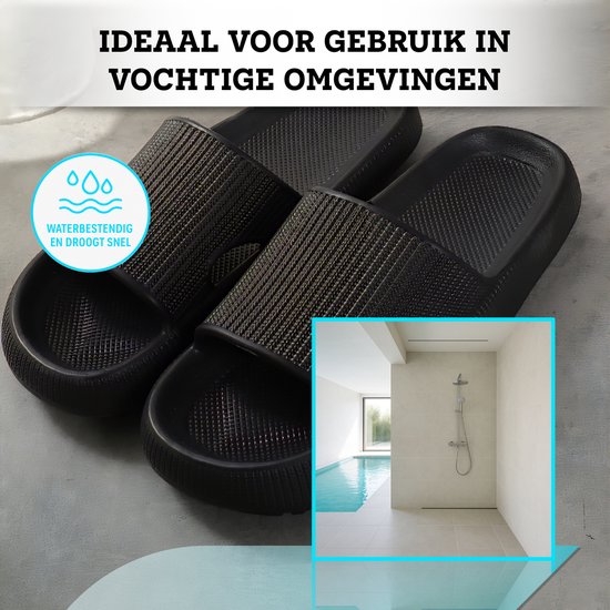 Zwarte slippers, ideaal voor vochtige ruimtes, waterbestendig en sneldrogend.