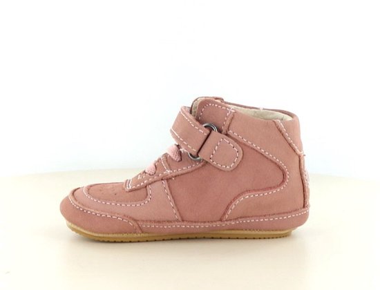 Roze leren hoge sneakers met roze veters en klittenband.