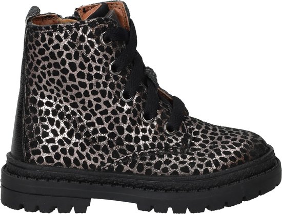 Zij-aanzicht van zwarte veterboots met zilveren luipaardprint, zwarte veters en rits.