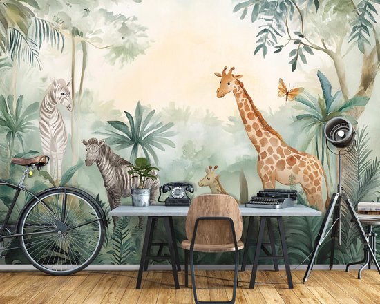 Kinderkamer fotobehang met bosdieren: giraffen, zebra's, en planten, met een bureau en fiets. Zachte, natuurlijke kleuren.