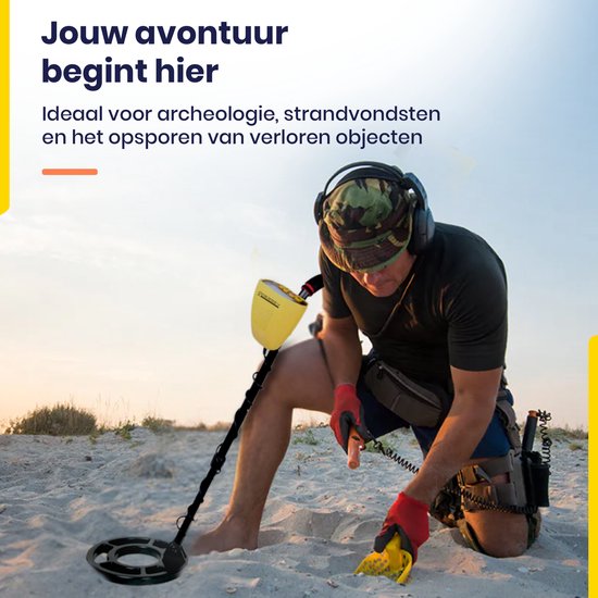 Man met camouflagepet en gele metaaldetector op een zanderig strand bij zonsondergang. Tekst: 'Jouw avontuur begint hier'.