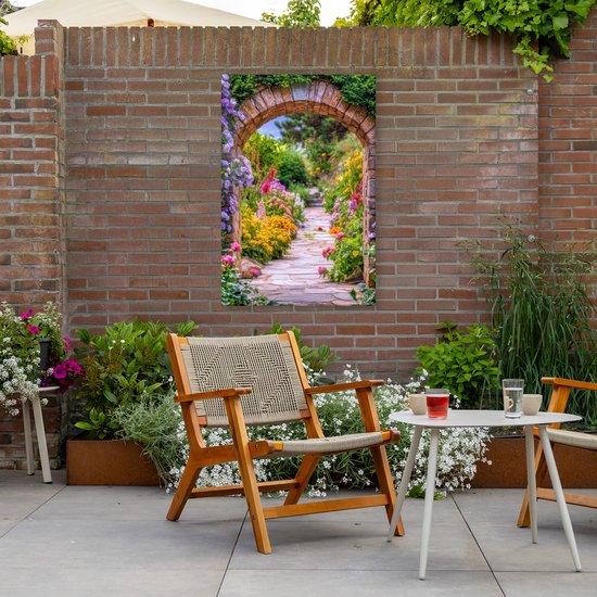 Decoratieve tuinposter met een stenen boog en bloemen, tegen een bakstenen muur.