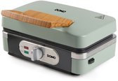 Gesloten groene sandwichmaker op een aanrecht.
