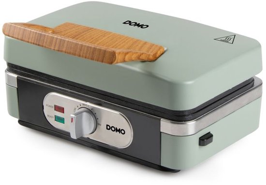 Gesloten groene sandwichmaker op een aanrecht.