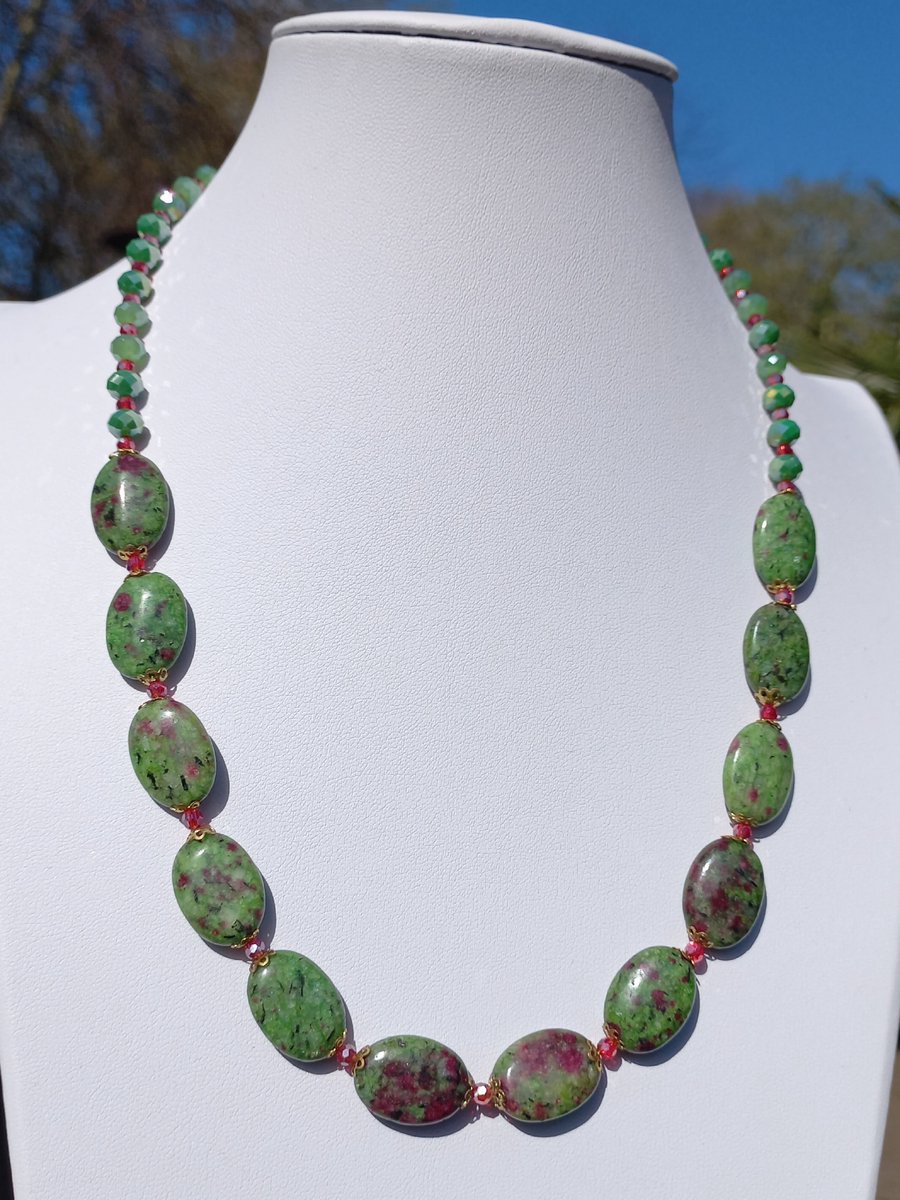 Collier met Zoïziet en Robijn