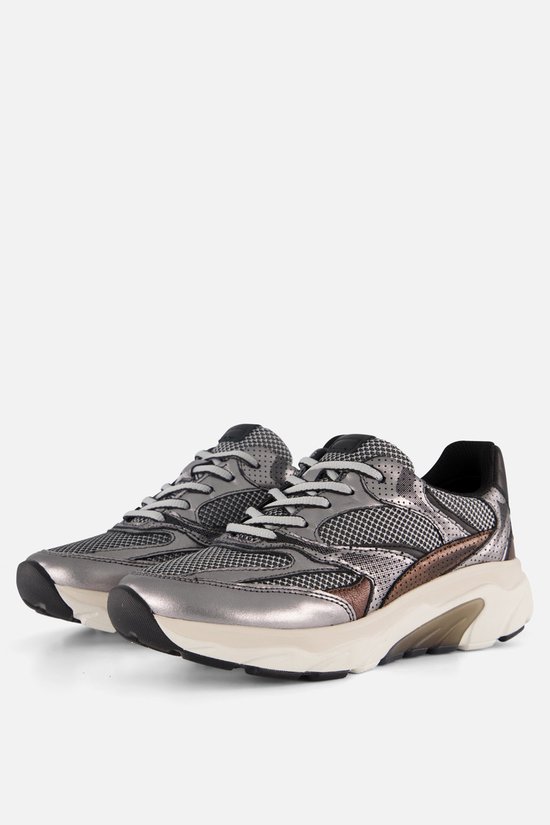 Paar zilverkleurige Gabor sneakers met mesh, metallic en bronzen accenten. Crèmekleurige zolen.