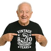 Vintage - Awesome - 80 years - unisex - T-shirt - BIO Katoen - BBQ - verjaardag en feest - cadeau - zwart - opdruk wit - maat M