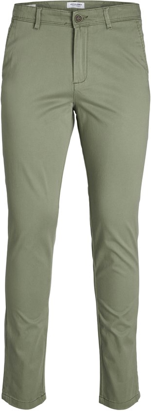 Voorkant van de olijfgroene chino broek met knoopsluiting.