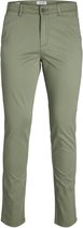 Voorkant van de olijfgroene chino broek met knoopsluiting.
