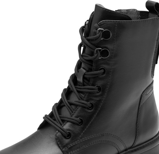 Sluiting van zwarte Tamaris Comfort dames laars met veter
