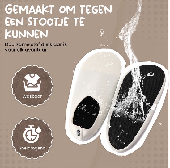 Witte antislip waterschoenen worden nat gesproeid. Wasbaar en sneldrogend.