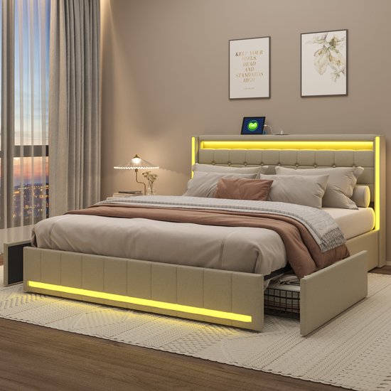 Linnen beige tweepersoonsbed met gecapitonneerd hoofdbord en gele LED-verlichting, met uitzicht op de stad bij nacht.