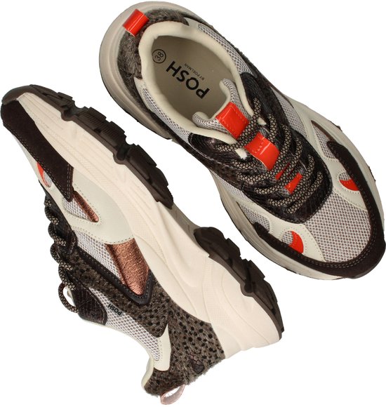 Bovenkant bruine dames sneakers met luipaardprint, oranje details en beige zolen.