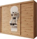 Houten kledingkast met schuifdeuren en een golvende spiegel. In de spiegel zijn boeken en decoraties te zien.