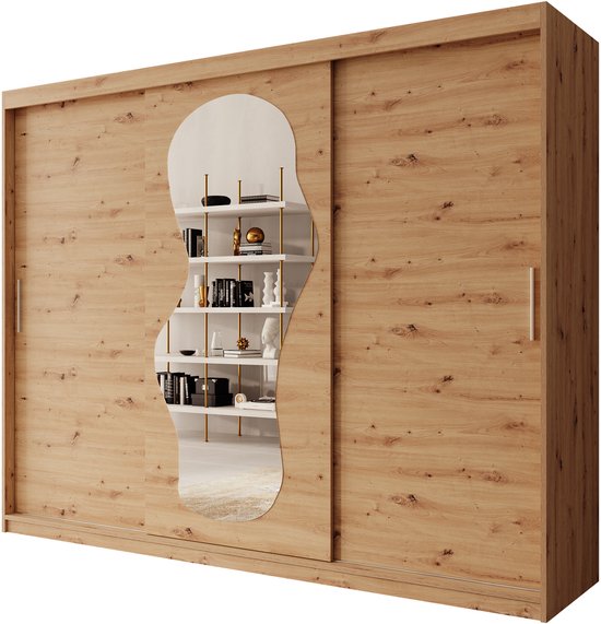 Houten kledingkast met schuifdeuren en een golvende spiegel. In de spiegel zijn boeken en decoraties te zien.