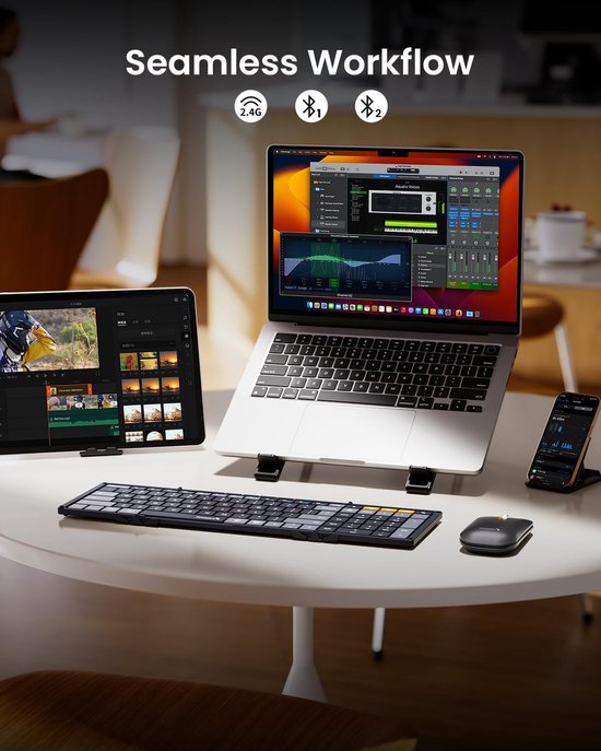 Een laptop, tablet en telefoon staan op een tafel met een ProtoArc toetsenbord en muis.
