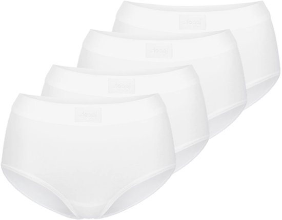 Pak van vier witte Sloggi maxi slips met een logolabel op de tailleband, op een witte achtergrond.
