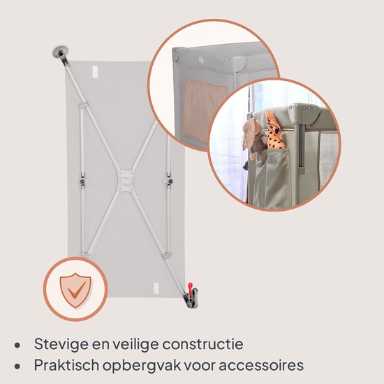 Grijze, plat opgevouwen bedbodem en een opbergvak met speelgoed.