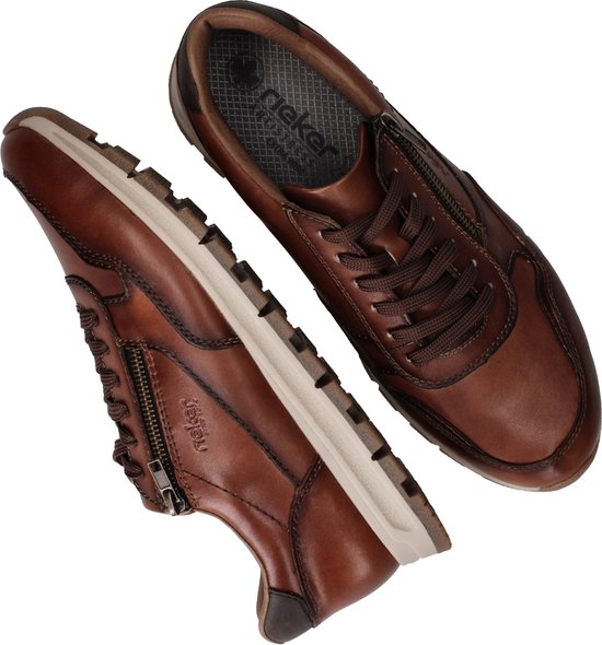 Bruine leren sneakers, schuin van bovenaf, met veters en ritssluiting.