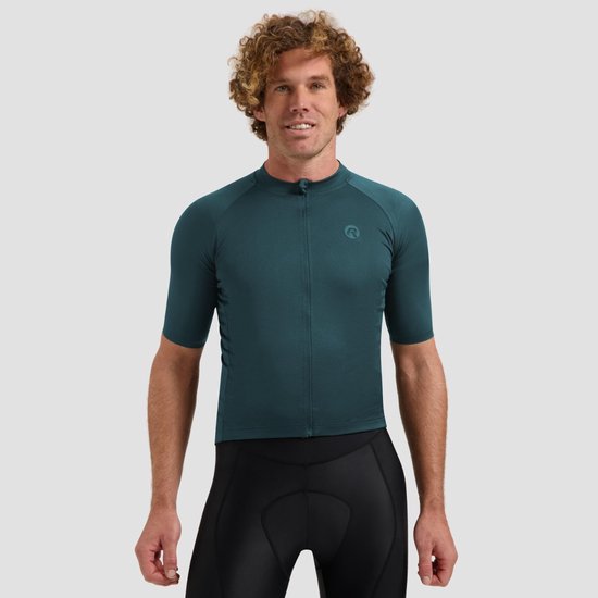 Man met krullend haar draagt donkergroen fietsshirt met korte mouwen en zwarte fietsbroek. Zichtbaar zijn de voorkant van het shirt met ritssluiting.