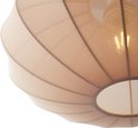 Detail van de textuur van de ovale beige hanglamp met stoffen kap.