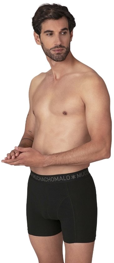Man draagt zwarte boxer met grijze band met logo.