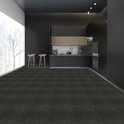 Donkergrijze PVC vloertegels met een subtiel, steenachtig patroon in een moderne keuken.