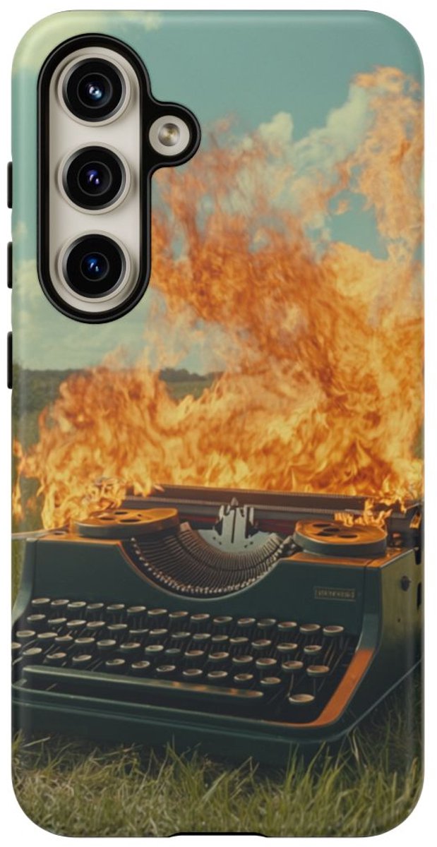 Typemachine in Vlammen in Groen Grasveld – Telefoonhoesje Geschikt voor Galaxy S24